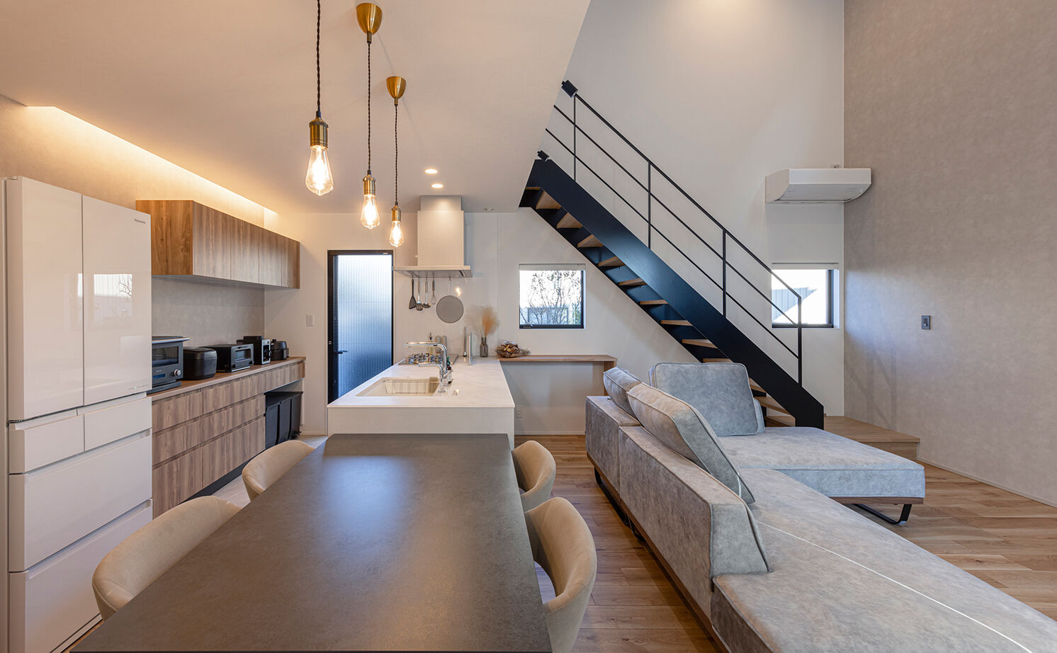 チェックハウス 【2000万円台/30坪台/中庭/２階建て】間取りは平屋ライク。プライベートな中庭と吹抜けで心地よいLDKにの建築実例画像5