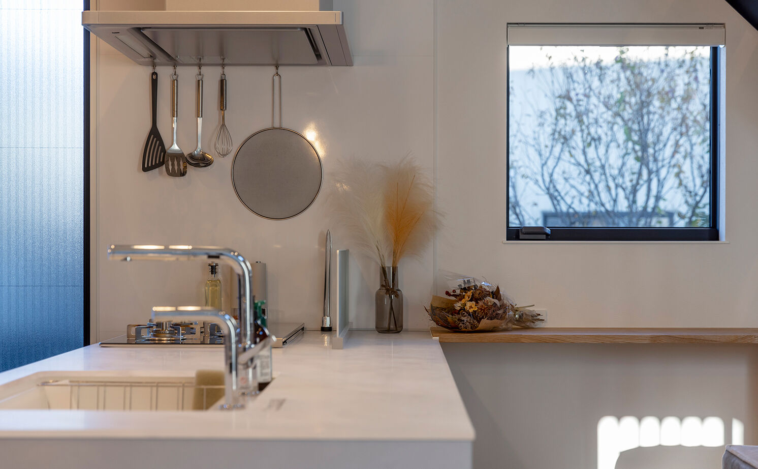 チェックハウス 【2000万円台/30坪台/中庭/２階建て】間取りは平屋ライク。プライベートな中庭と吹抜けで心地よいLDKにの建築実例画像6