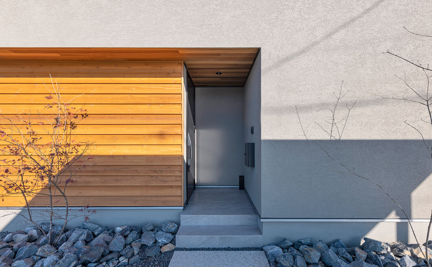 チェックハウス 【2000万円台/30坪台/中庭/２階建て】間取りは平屋ライク。プライベートな中庭と吹抜けで心地よいLDKにの建築実例画像7