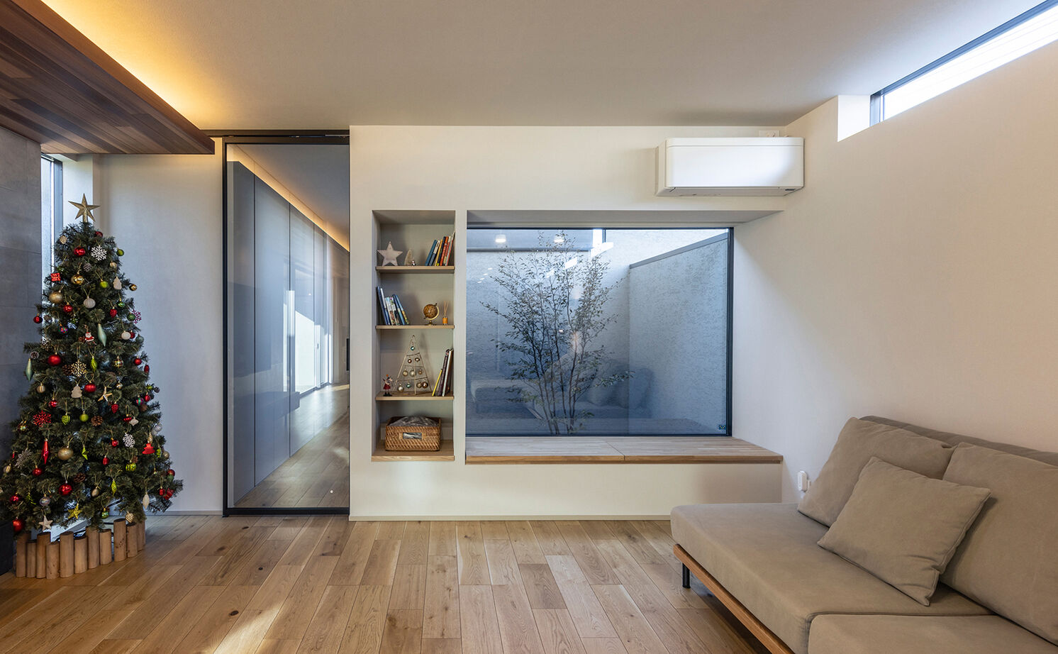 チェックハウス 【平屋/30坪台/3000万円台】長閑な景色に癒される広々LDK。グレー×木のナチュラルモダンな子育てハウスの建築実例画像2