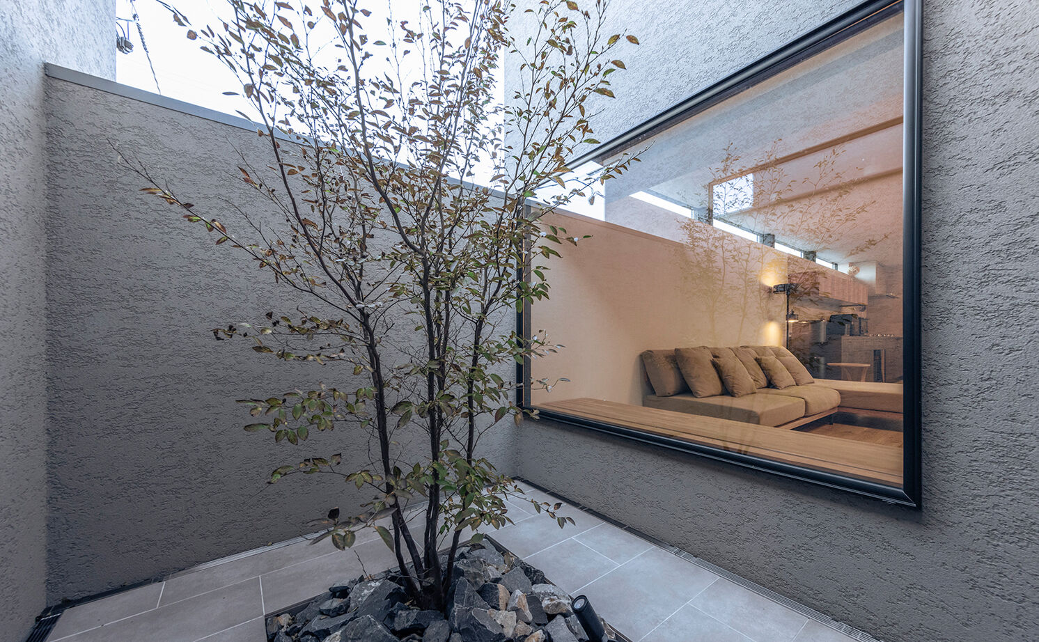 チェックハウス 【平屋/30坪台/3000万円台】長閑な景色に癒される広々LDK。グレー×木のナチュラルモダンな子育てハウスの建築実例画像3