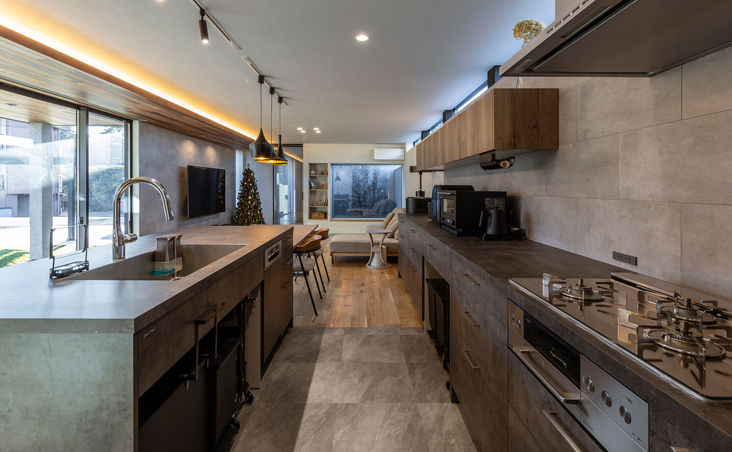 チェックハウス 【平屋/30坪台/3000万円台】長閑な景色に癒される広々LDK。グレー×木のナチュラルモダンな子育てハウスの建築実例画像4