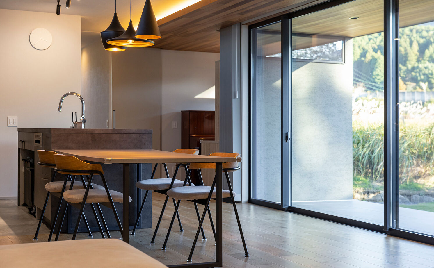 チェックハウス 【平屋/30坪台/3000万円台】長閑な景色に癒される広々LDK。グレー×木のナチュラルモダンな子育てハウスの建築実例画像5