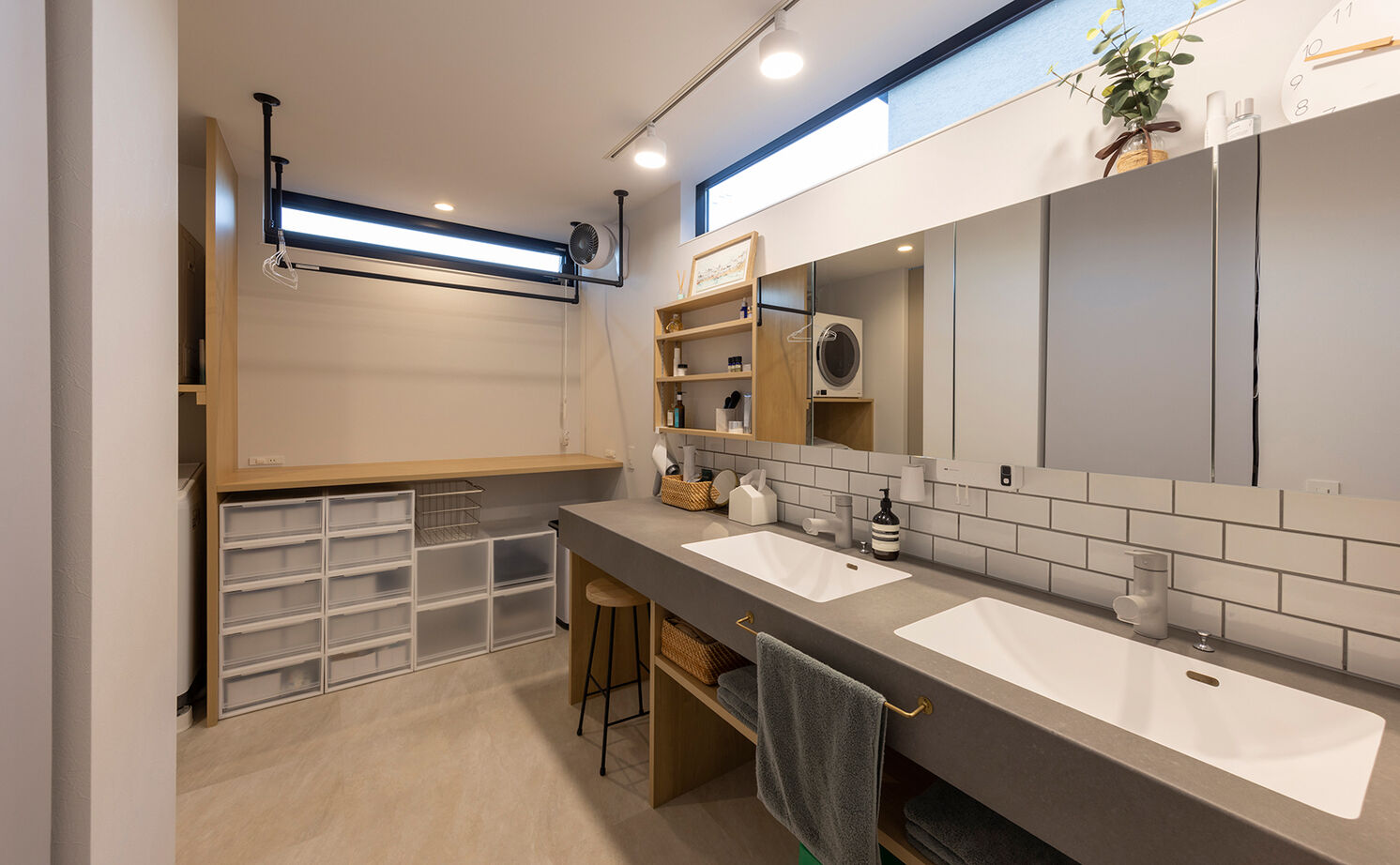 チェックハウス 【平屋/30坪台/3000万円台】長閑な景色に癒される広々LDK。グレー×木のナチュラルモダンな子育てハウスの建築実例画像7