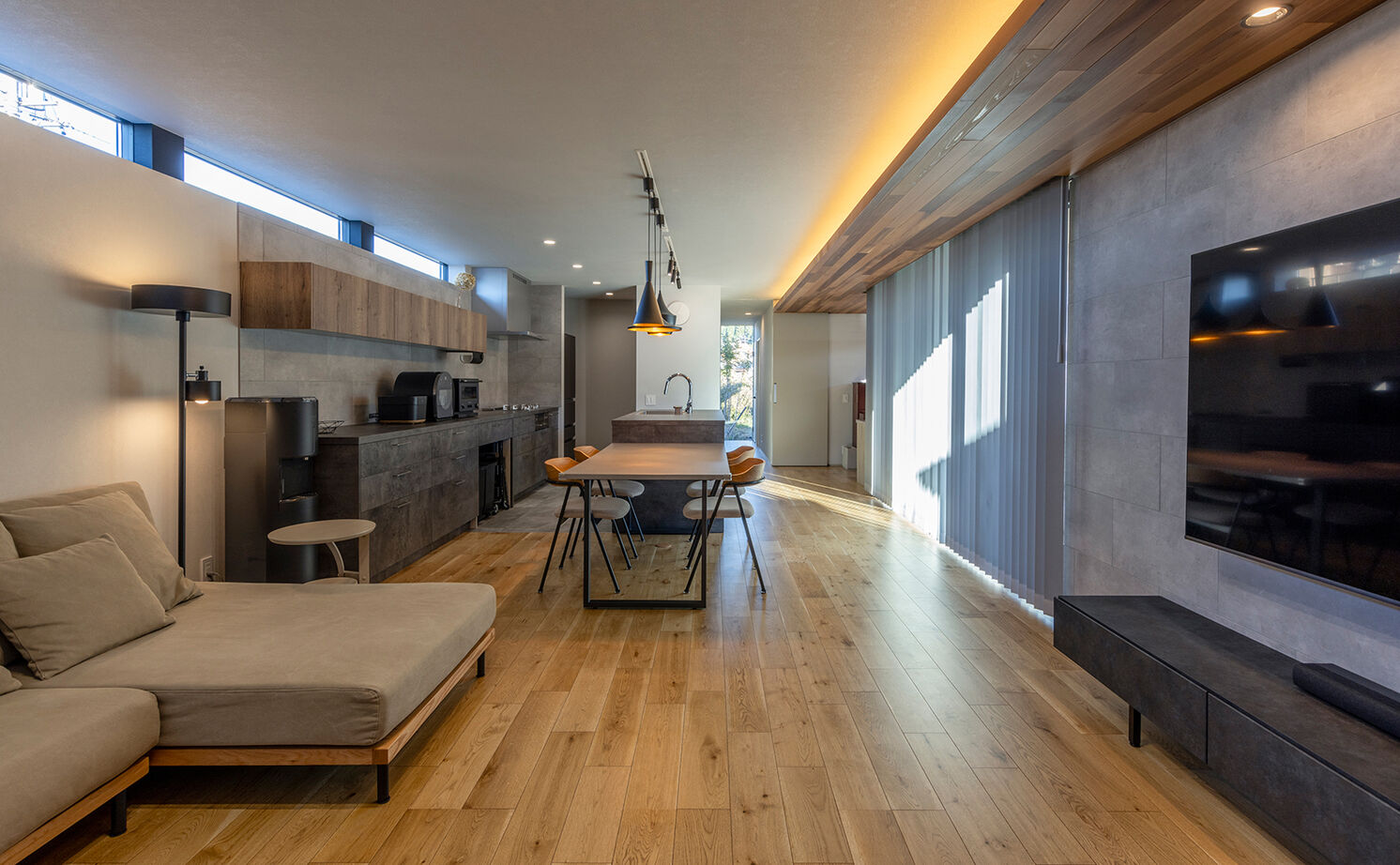 チェックハウス 【平屋/30坪台/3000万円台】長閑な景色に癒される広々LDK。グレー×木のナチュラルモダンな子育てハウスの建築実例画像8