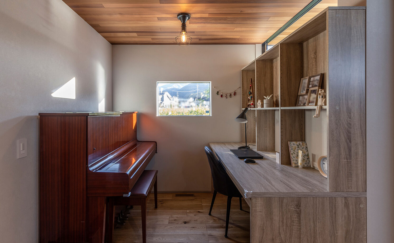 チェックハウス 【平屋/30坪台/3000万円台】長閑な景色に癒される広々LDK。グレー×木のナチュラルモダンな子育てハウスの建築実例画像9