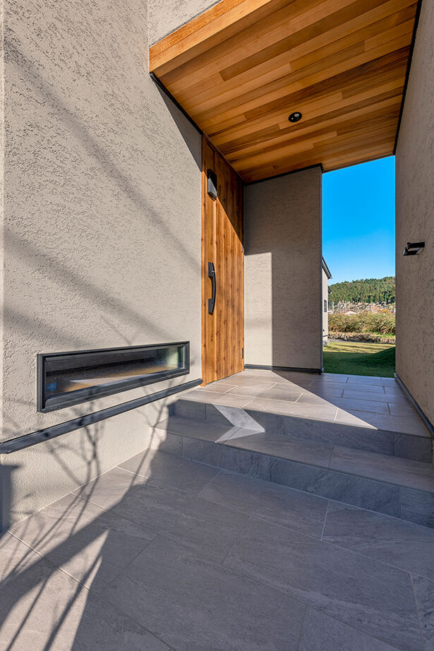 チェックハウス 【平屋/30坪台/3000万円台】長閑な景色に癒される広々LDK。グレー×木のナチュラルモダンな子育てハウスの建築実例画像12