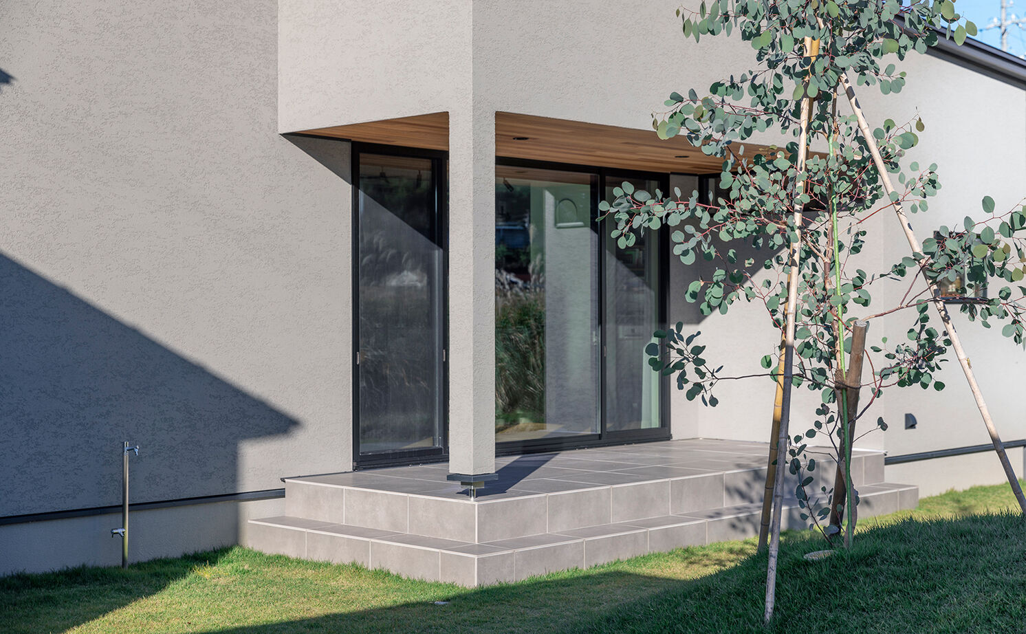 チェックハウス 【平屋/30坪台/3000万円台】長閑な景色に癒される広々LDK。グレー×木のナチュラルモダンな子育てハウスの建築実例画像13