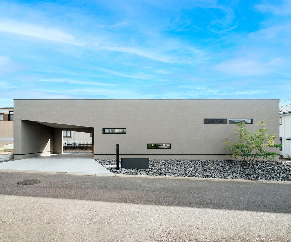 チェックハウス 【平屋/30坪台/オープンガレージ/可児市】中庭から広がる開放感。LDKに自然光が満ちる心地よい平屋の暮らしの建築実例画像1