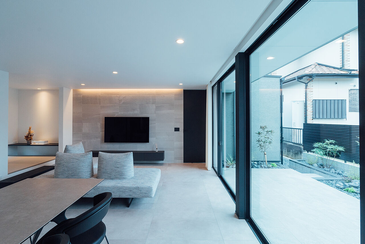 チェックハウス 【平屋/30坪台/オープンガレージ/可児市】中庭から広がる開放感。LDKに自然光が満ちる心地よい平屋の暮らしの建築実例画像2