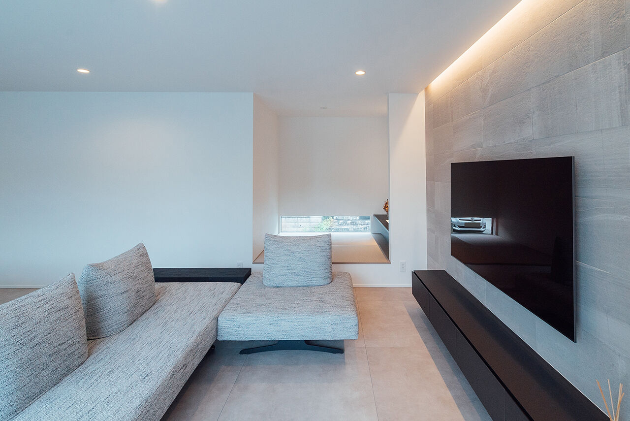 チェックハウス 【平屋/30坪台/オープンガレージ/可児市】中庭から広がる開放感。LDKに自然光が満ちる心地よい平屋の暮らしの建築実例画像3