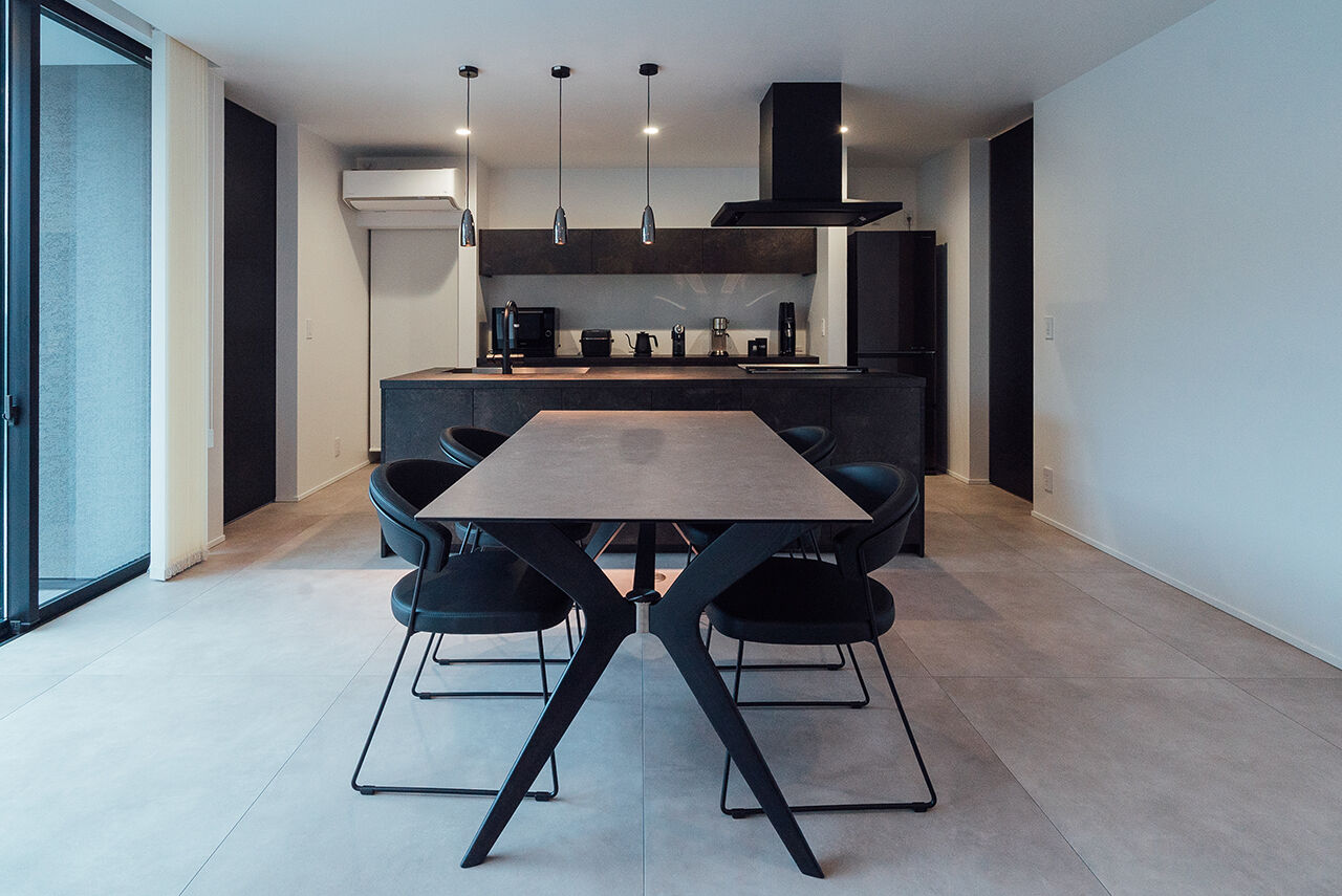 チェックハウス 【平屋/30坪台/オープンガレージ/可児市】中庭から広がる開放感。LDKに自然光が満ちる心地よい平屋の暮らしの建築実例画像4