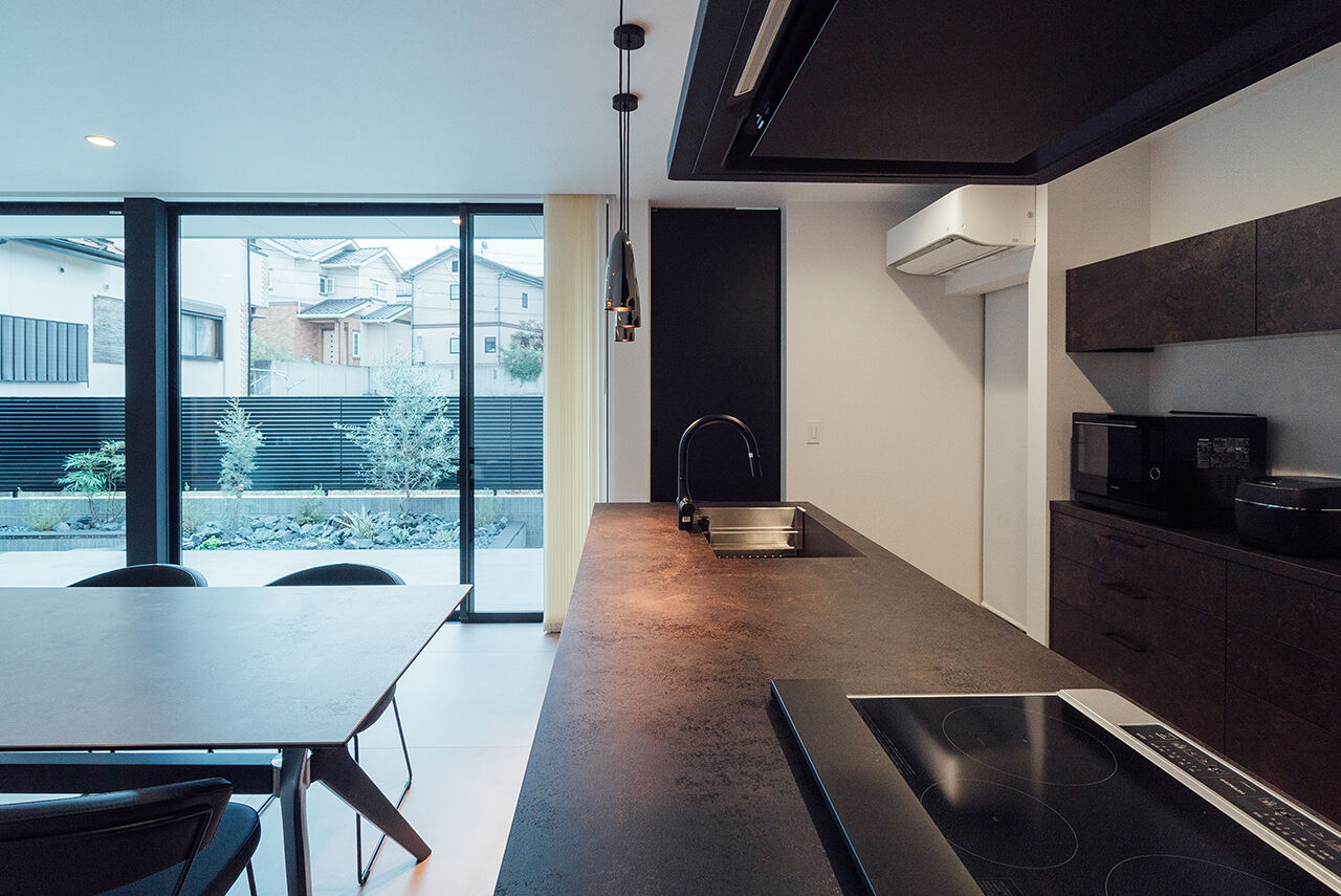 チェックハウス 【平屋/30坪台/オープンガレージ/可児市】中庭から広がる開放感。LDKに自然光が満ちる心地よい平屋の暮らしの建築実例画像5