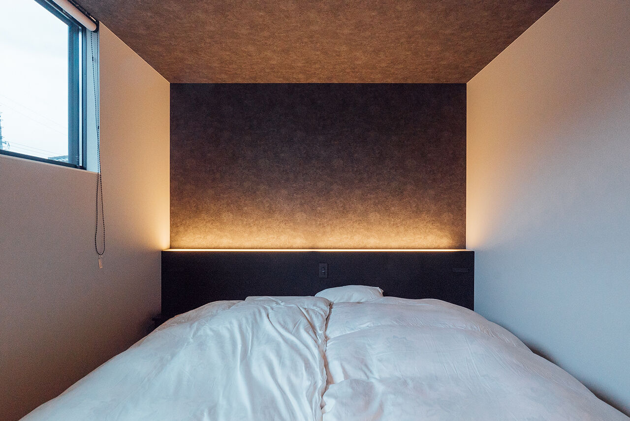 チェックハウス 【平屋/30坪台/オープンガレージ/可児市】中庭から広がる開放感。LDKに自然光が満ちる心地よい平屋の暮らしの建築実例画像6