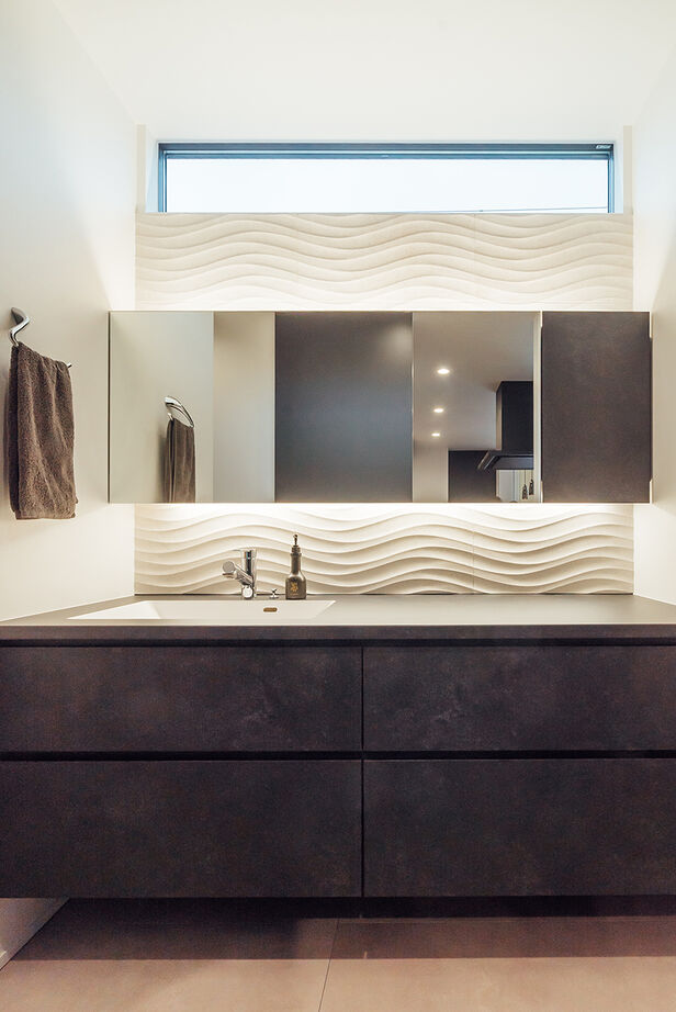 チェックハウス 【平屋/30坪台/オープンガレージ/可児市】中庭から広がる開放感。LDKに自然光が満ちる心地よい平屋の暮らしの建築実例画像7