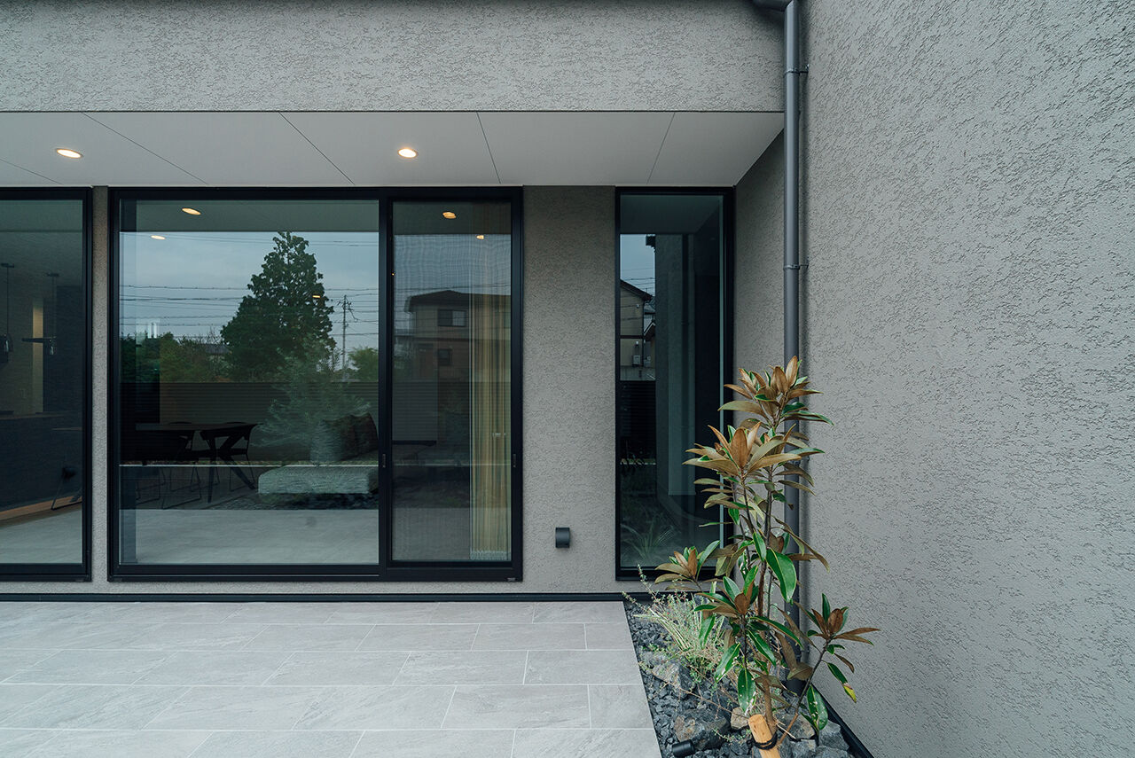 チェックハウス 【平屋/30坪台/オープンガレージ/可児市】中庭から広がる開放感。LDKに自然光が満ちる心地よい平屋の暮らしの建築実例画像10