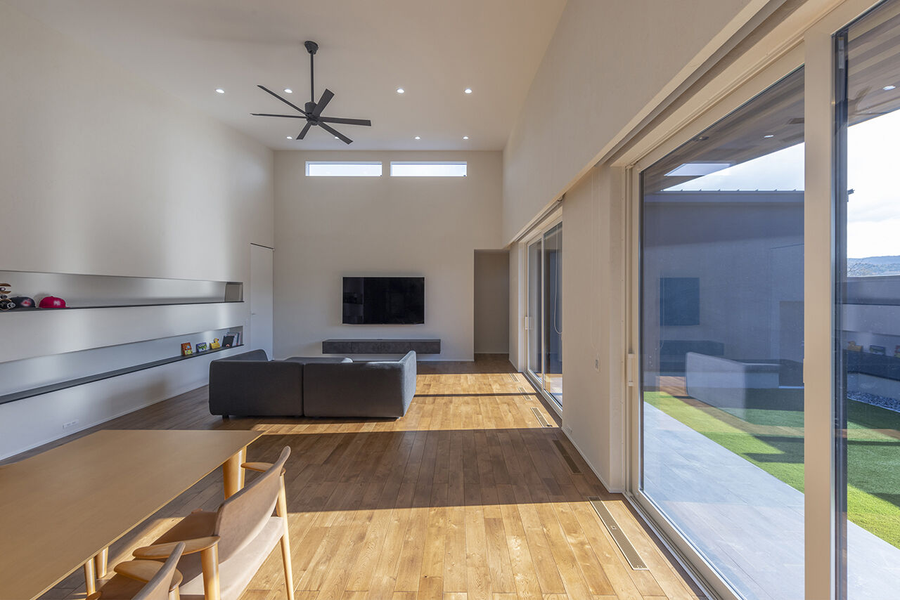 チェックハウス 【平屋/60坪台/ガレージハウス/全館空調/土岐市】勾配天井×中庭で開放感にこだわった上質な邸宅の建築実例画像2