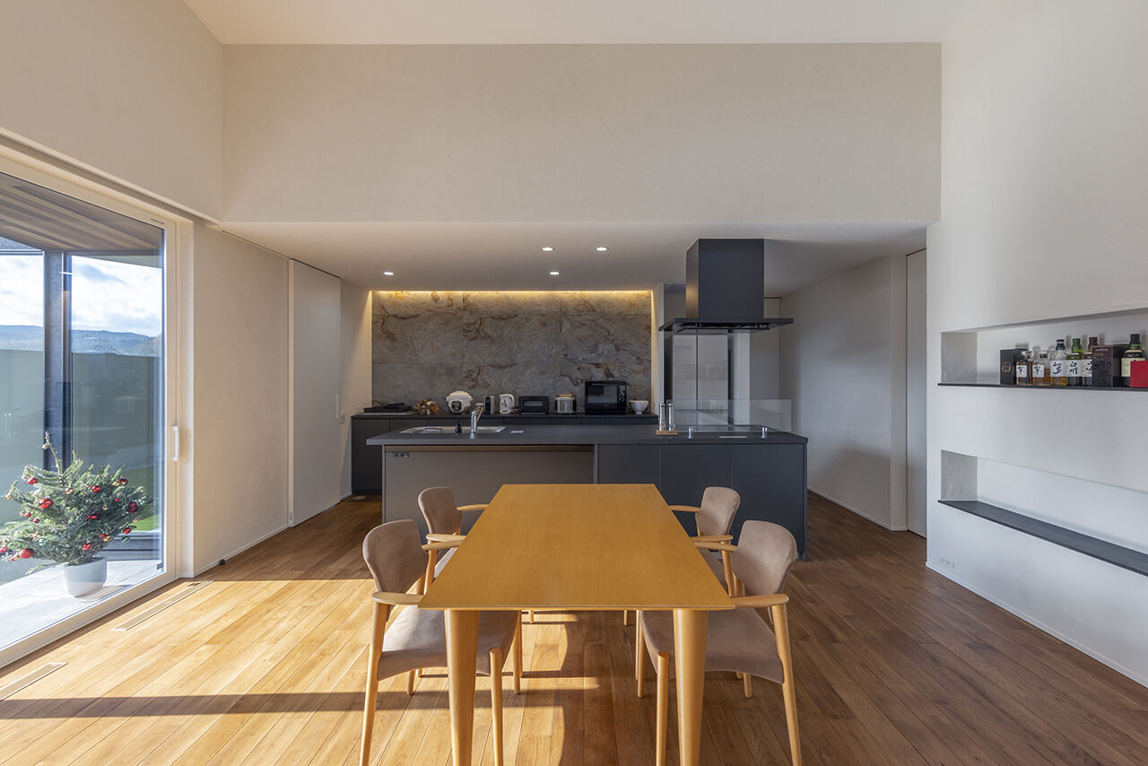 チェックハウス 【平屋/60坪台/ガレージハウス/全館空調/土岐市】勾配天井×中庭で開放感にこだわった上質な邸宅の建築実例画像3