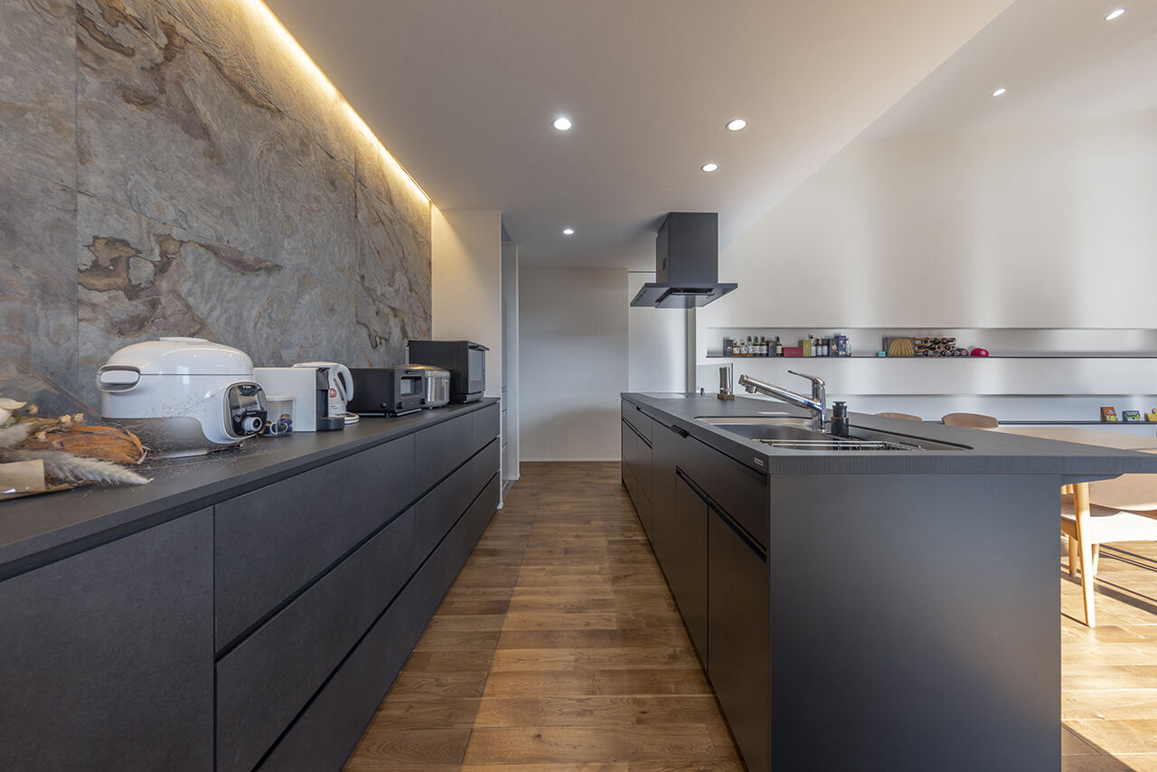 チェックハウス 【平屋/60坪台/ガレージハウス/全館空調/土岐市】勾配天井×中庭で開放感にこだわった上質な邸宅の建築実例画像4