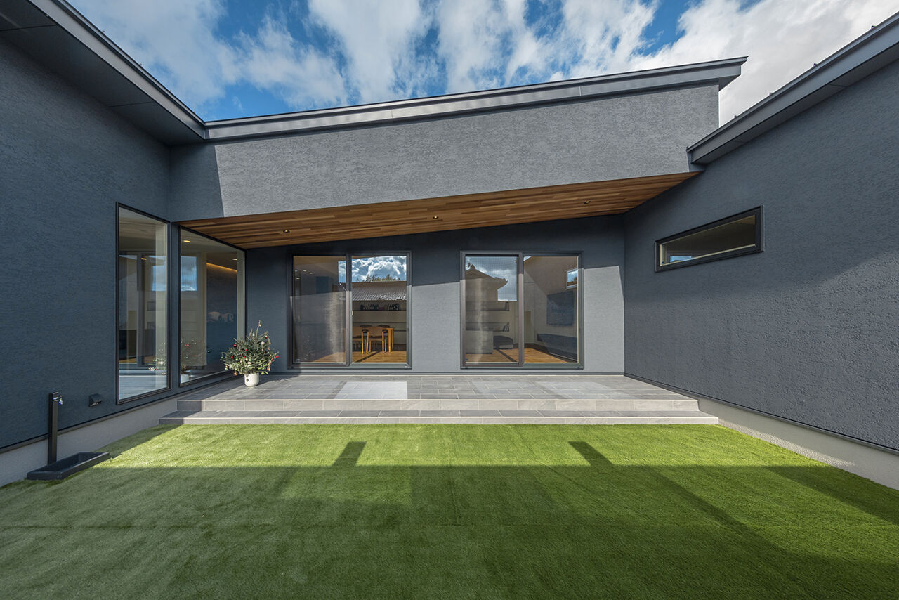 チェックハウス 【平屋/60坪台/ガレージハウス/全館空調/土岐市】勾配天井×中庭で開放感にこだわった上質な邸宅の建築実例画像9