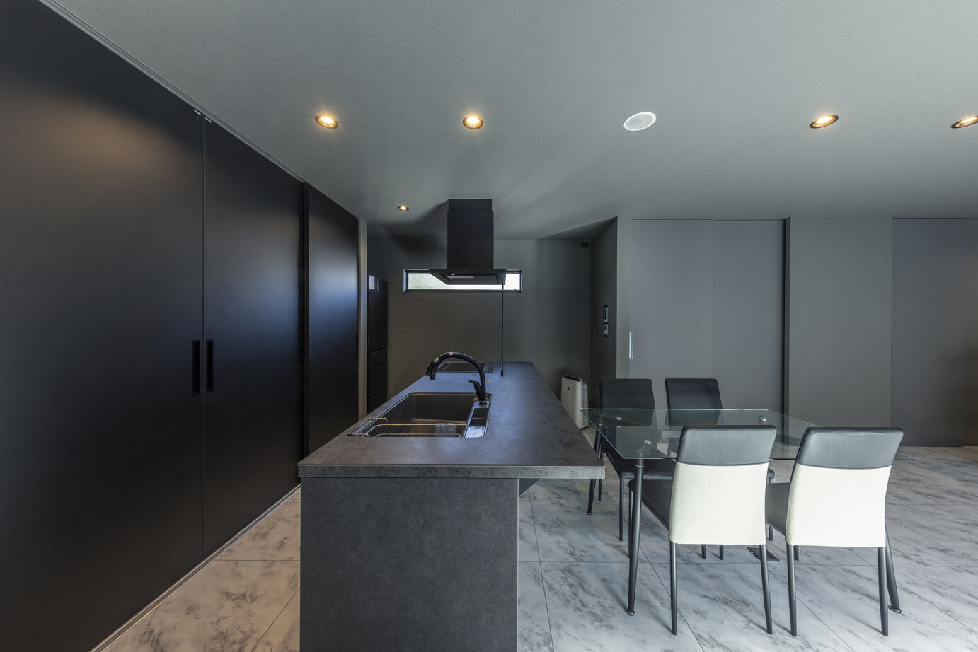 チェックハウス 【2,000万円台/30坪台/中庭】洗練されたグレーの家、中庭を囲む開放感のあるロの字の家の建築実例画像7