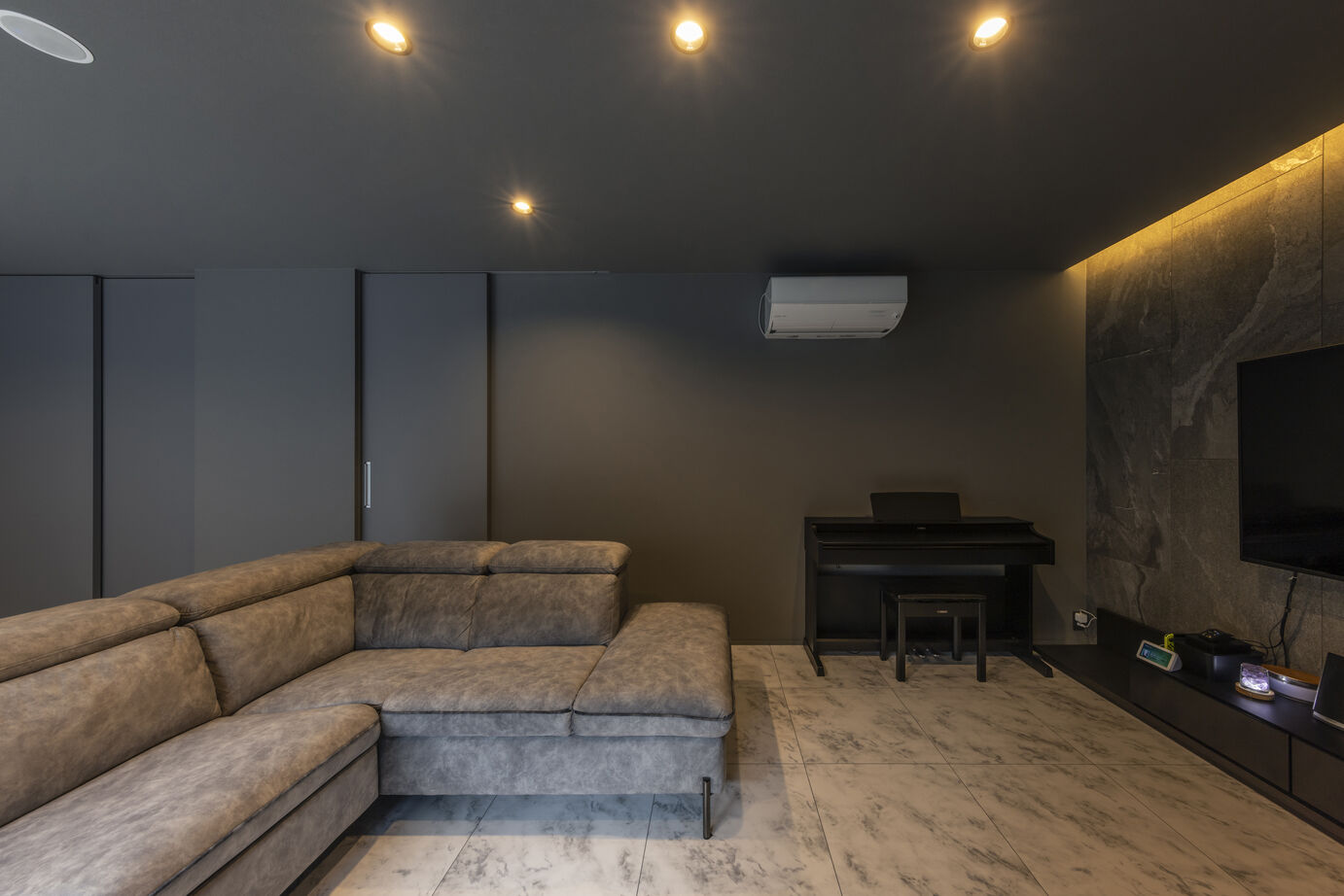 チェックハウス 【2,000万円台/30坪台/中庭】洗練されたグレーの家、中庭を囲む開放感のあるロの字の家の建築実例画像9