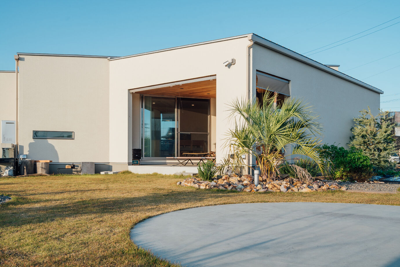 チェックハウス 【平屋/インナーガレージ/白い家】洗練されたデザインが魅力の白い平屋。インナーガレージで機能性も追求の建築実例画像2