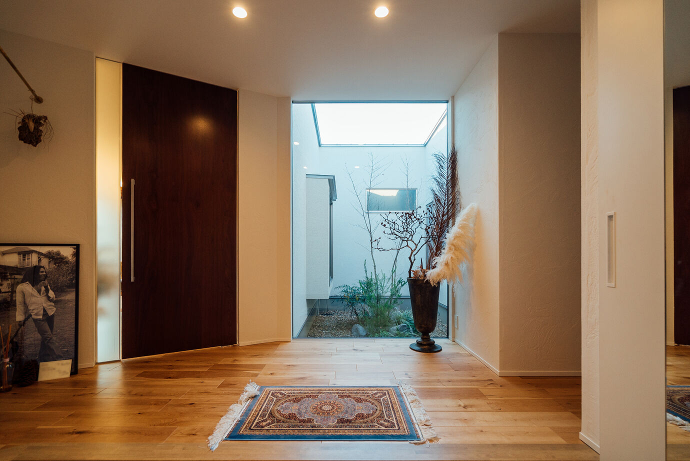 チェックハウス 【平屋/インナーガレージ/白い家】洗練されたデザインが魅力の白い平屋。インナーガレージで機能性も追求の建築実例画像3