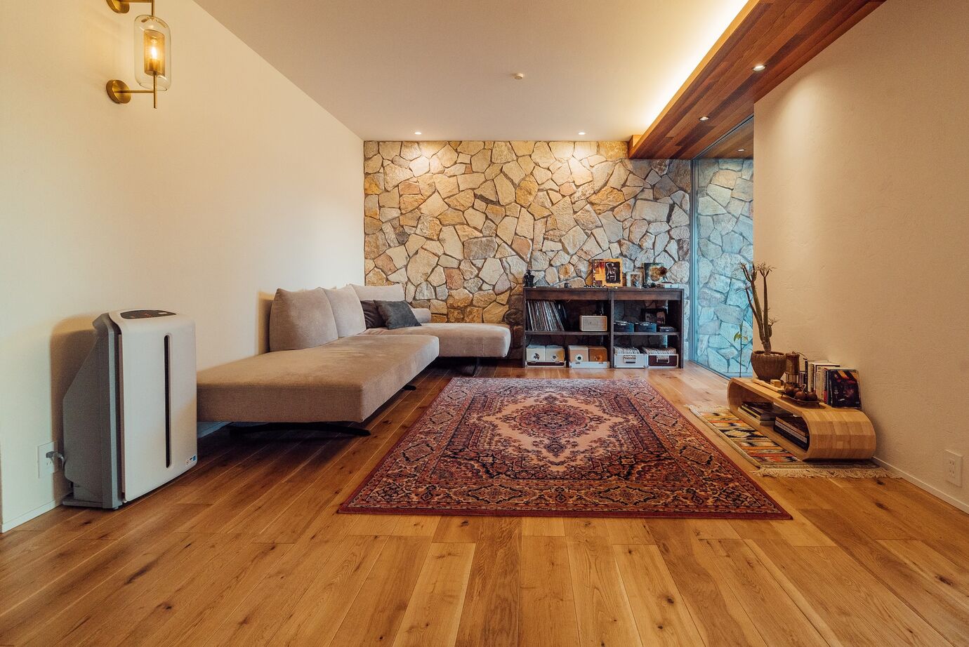 チェックハウス 【平屋/インナーガレージ/白い家】洗練されたデザインが魅力の白い平屋。インナーガレージで機能性も追求の建築実例画像4