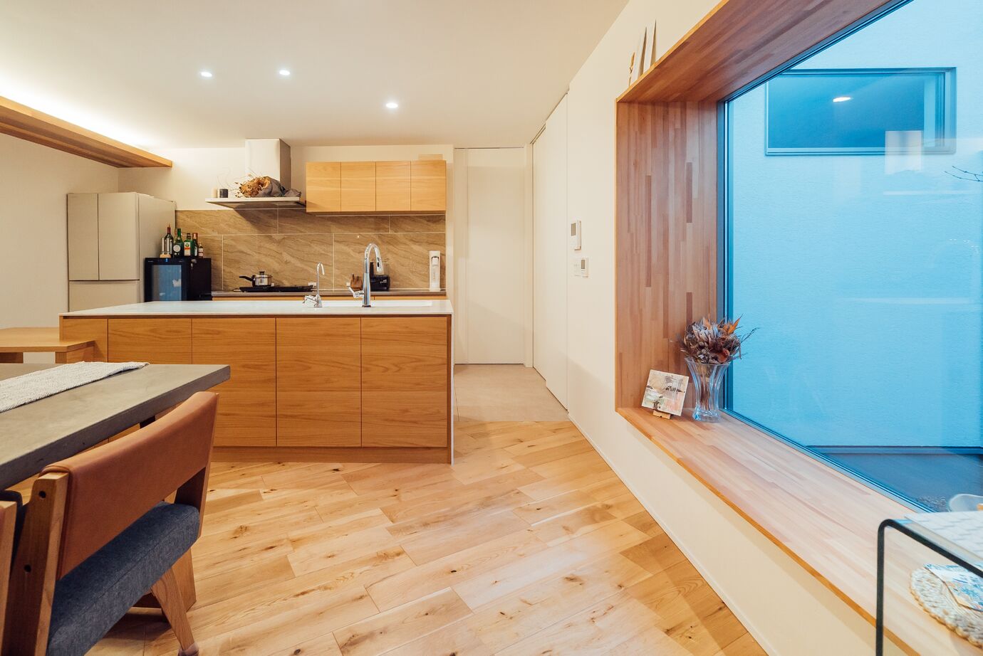 チェックハウス 【平屋/インナーガレージ/白い家】洗練されたデザインが魅力の白い平屋。インナーガレージで機能性も追求の建築実例画像5