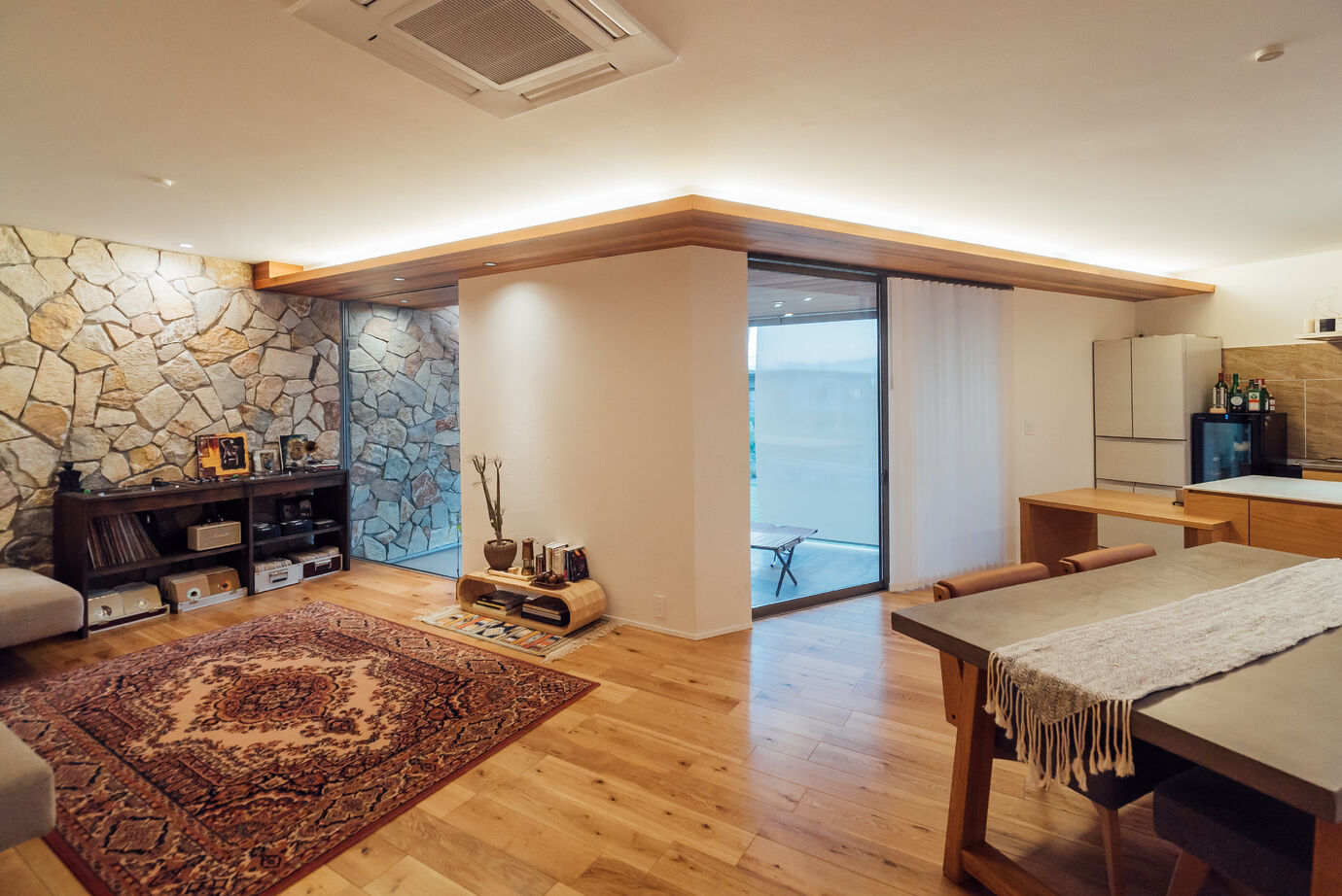 チェックハウス 【平屋/インナーガレージ/白い家】洗練されたデザインが魅力の白い平屋。インナーガレージで機能性も追求の建築実例画像6