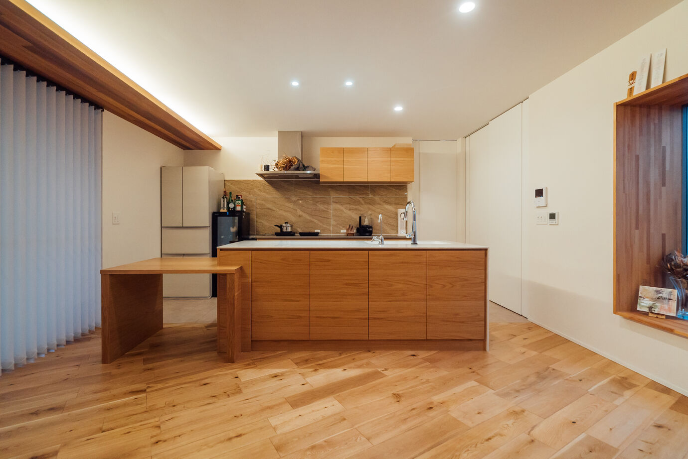 チェックハウス 【平屋/インナーガレージ/白い家】洗練されたデザインが魅力の白い平屋。インナーガレージで機能性も追求の建築実例画像7