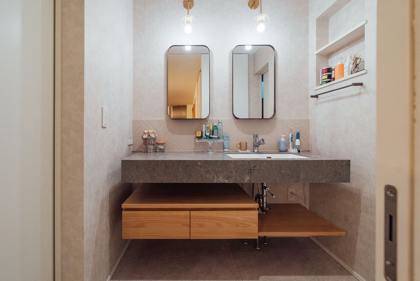 チェックハウス 【平屋/インナーガレージ/白い家】洗練されたデザインが魅力の白い平屋。インナーガレージで機能性も追求の建築実例画像8