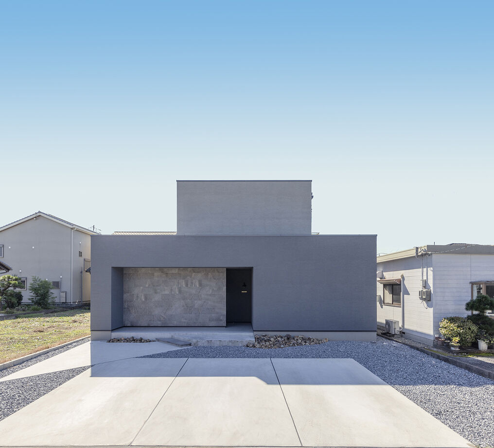 チェックハウス 【40坪台/3000万円台/裏庭】「あのカッコいい、グレーの家！」と、ご近所でも評判の住まいの建築実例画像1