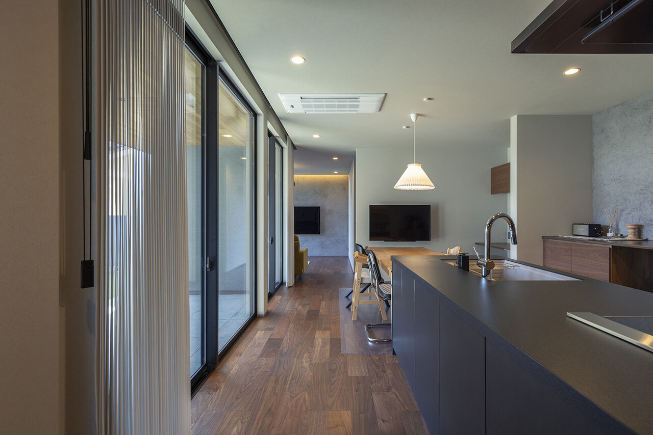 チェックハウス 【40坪台/3000万円台/裏庭】「あのカッコいい、グレーの家！」と、ご近所でも評判の住まいの建築実例画像3