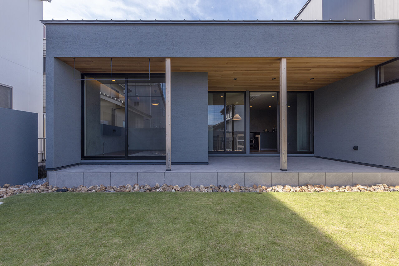 チェックハウス 【40坪台/3000万円台/裏庭】「あのカッコいい、グレーの家！」と、ご近所でも評判の住まいの建築実例画像5