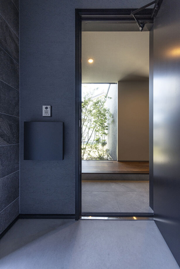 チェックハウス 【40坪台/3000万円台/裏庭】「あのカッコいい、グレーの家！」と、ご近所でも評判の住まいの建築実例画像8