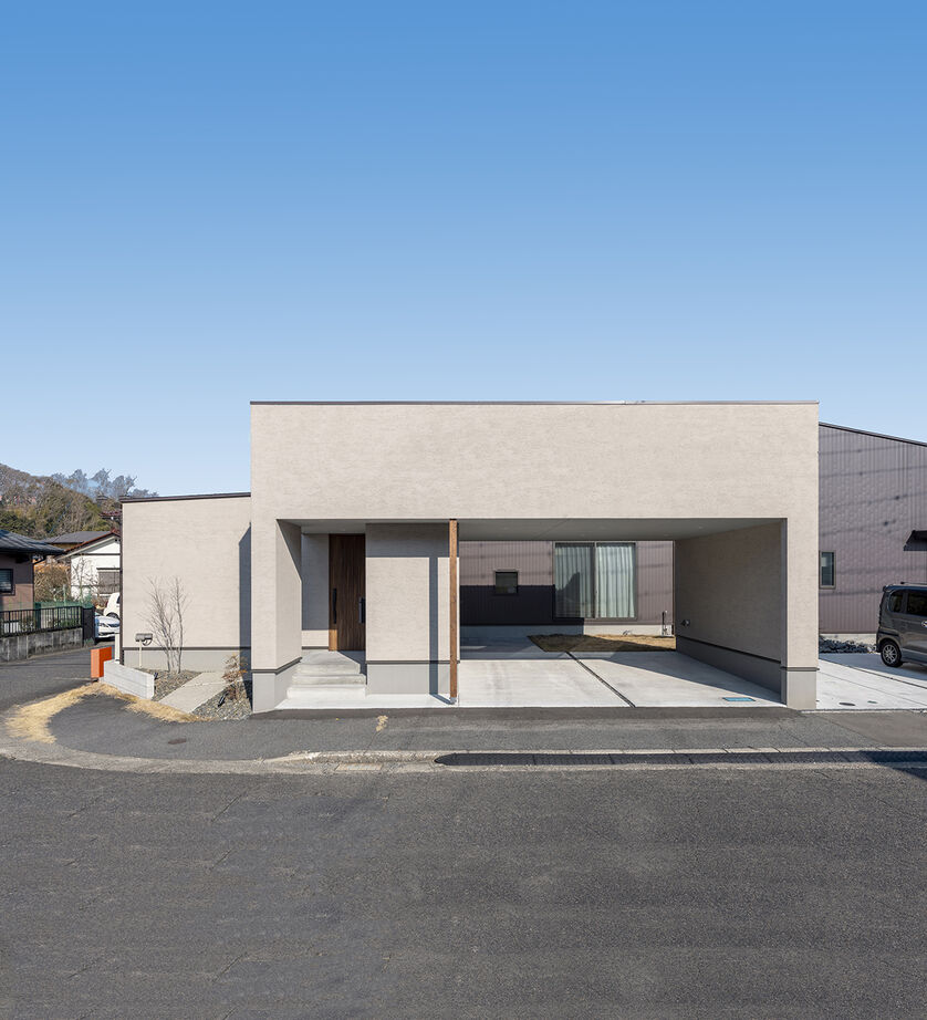 チェックハウス 【30坪台/3000万円台/ビルトインガレージ/中庭】土地を上手に活かした、L字型の家の建築実例画像1