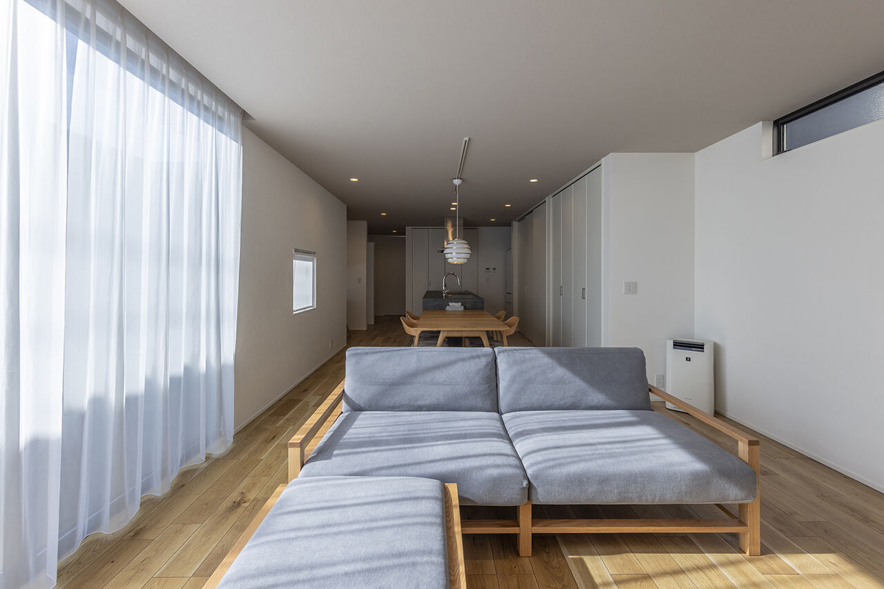 チェックハウス 【30坪台/3000万円台/ビルトインガレージ/中庭】土地を上手に活かした、L字型の家の建築実例画像2