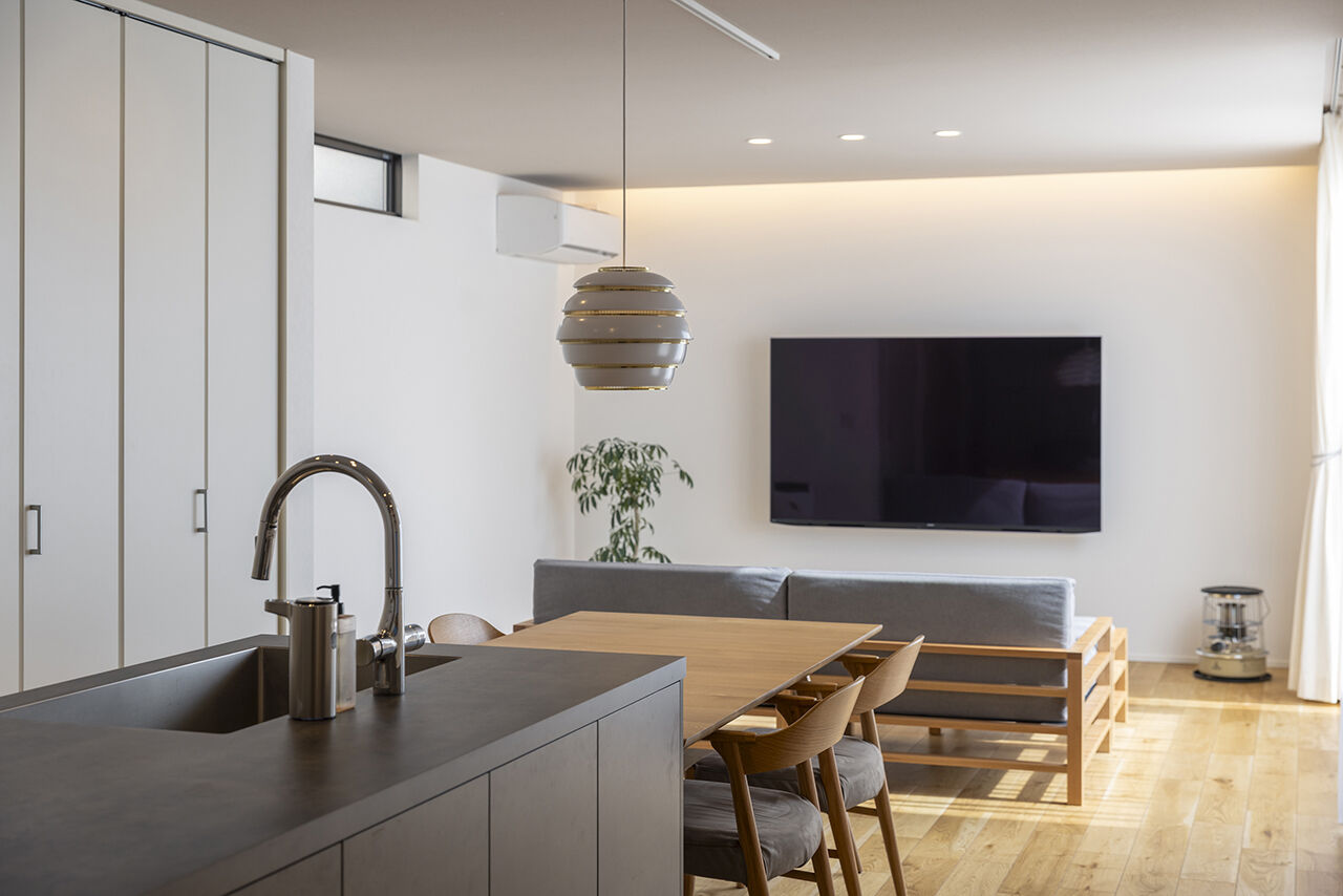 チェックハウス 【30坪台/3000万円台/ビルトインガレージ/中庭】土地を上手に活かした、L字型の家の建築実例画像3