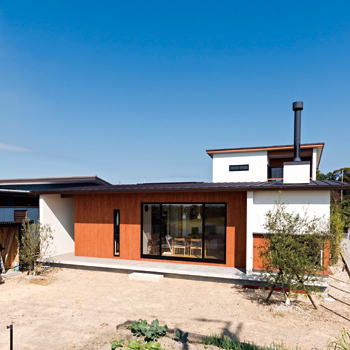 チェックハウス 【2000万円台/間取り図有/平屋風】無垢の木、漆喰の素材感をいかしたシンプル＆ナチュラルな中庭のある家の建築実例画像1