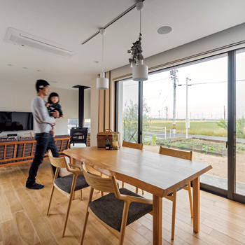 チェックハウス 【2000万円台/間取り図有/平屋風】無垢の木、漆喰の素材感をいかしたシンプル＆ナチュラルな中庭のある家の建築実例画像4