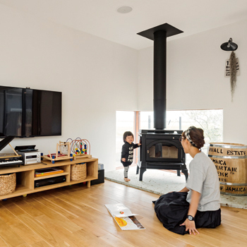 チェックハウス 【2000万円台/間取り図有/平屋風】無垢の木、漆喰の素材感をいかしたシンプル＆ナチュラルな中庭のある家の建築実例画像5