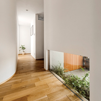 チェックハウス 【2000万円台/間取り図有/平屋風】無垢の木、漆喰の素材感をいかしたシンプル＆ナチュラルな中庭のある家の建築実例画像8