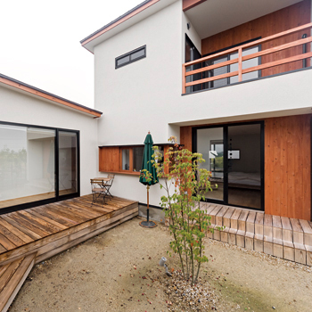 チェックハウス 【2000万円台/間取り図有/平屋風】無垢の木、漆喰の素材感をいかしたシンプル＆ナチュラルな中庭のある家の建築実例画像9