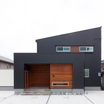 チェックハウス 【2000万円台/間取り図有】住宅密集地でもこの開放感！公園がわりの中庭では毎週ＢＢＱも楽しんで。の建築実例画像1