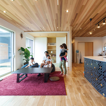 チェックハウス 【2000万円台/間取り図有】住宅密集地でもこの開放感！公園がわりの中庭では毎週ＢＢＱも楽しんで。の建築実例画像2