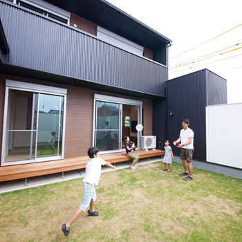 チェックハウス 【2000万円台/間取り図有】住宅密集地でもこの開放感！公園がわりの中庭では毎週ＢＢＱも楽しんで。の建築実例画像3