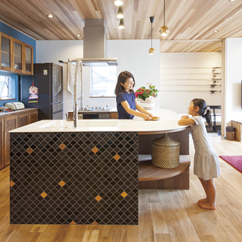 チェックハウス 【2000万円台/間取り図有】住宅密集地でもこの開放感！公園がわりの中庭では毎週ＢＢＱも楽しんで。の建築実例画像4