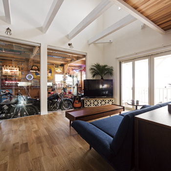 チェックハウス 【3000万円台/ガレージ】カリフォルニアの住まいを実現！アメリカン雑貨コレクターが建てたガレージハウスの建築実例画像2